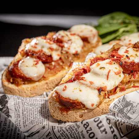 Bruschetta aux oignons caramélisés  et chorizo