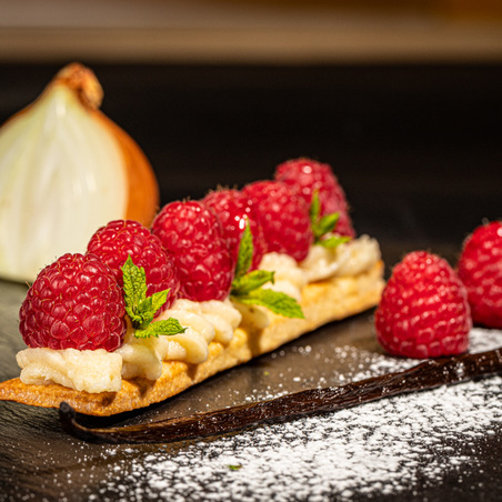 Tartelette framboises et crème Chibouste aux oignons caramélisés