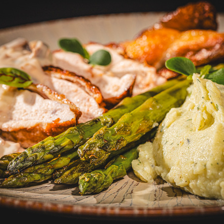 Suprême de poulet fermier avec asperges grillées et sauce aux champignons et oignons